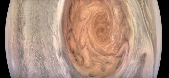 Bilde av Jupiters røde flekk, tatt under syvende nærpassering. (Foto: NASA/JPL-Caltech/MSSS/SwRI/Kevin M. Gill, <a href="https://creativecommons.org/licenses/by/2.0/">CC BY 2.0</a>) Bilde av Jupiters røde flekk, tatt under syvende nærpassering. (Foto: NASA/JPL-Caltech/MSSS/SwRI/Kevin M. Gill, <a href="https://creativecommons.org/licenses/by/2.0/">CC BY 2.0</a>)