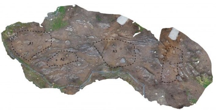 Mosaikken viser fire aktuelle flater som skal undersøkes. Etter avdekkingen fremstår disse flatene som naturlige flater mellom de fremtredende bergryggene. (Foto: Arkeologisk museum, UiS) Mosaikken viser fire aktuelle flater som skal undersøkes. Etter avdekkingen fremstår disse flatene som naturlige flater mellom de fremtredende bergryggene. (Foto: Arkeologisk museum, UiS)