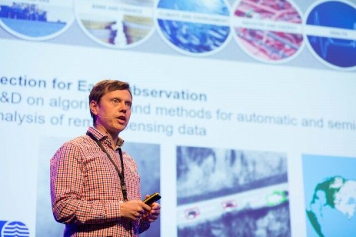Arnt-Børre Salberg, forsker ved Norsk Regnesentral, viste hvordan kunstig intelligens kan læres opp til å analysere satellittbilder. Spaceport Norway 2017. Andrea Rocha Arnt-Børre Salberg, forsker ved Norsk Regnesentral, viste hvordan kunstig intelligens kan læres opp til å analysere satellittbilder. Spaceport Norway 2017. Andrea Rocha