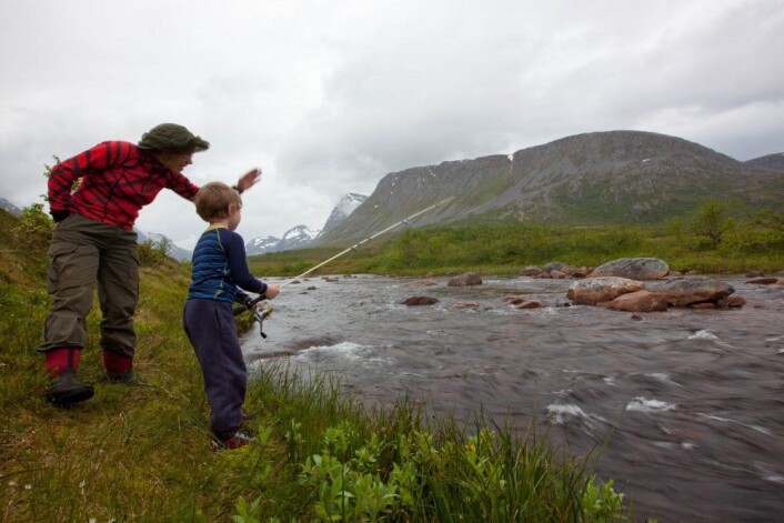 På fisketur med familien min i en liten lakseelv i Troms. (Foto: Privat) På fisketur med familien min i en liten lakseelv i Troms. (Foto: Privat)