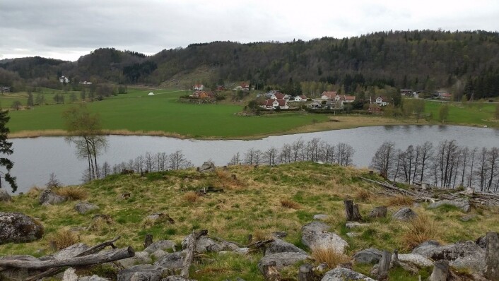 Graven har flott utsyn over Sangeslandsvannet Foto: Camilla Cecilie Wenn. Kulturhistorisk museum, UiO Graven har flott utsyn over Sangeslandsvannet Foto: Camilla Cecilie Wenn. Kulturhistorisk museum, UiO