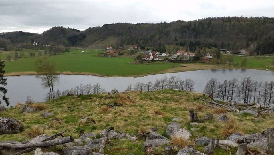 Graven har flott utsyn over Sangeslandsvannet Foto: Camilla Cecilie Wenn. Kulturhistorisk museum, UiO