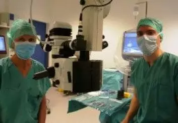 Professor Liv Drolsum ( til venstre) har operert alle pasientene i studien. Til høyre lege i spesialisering og stipendiat Olav Kristianslund. (Foto: Randi Johansen)