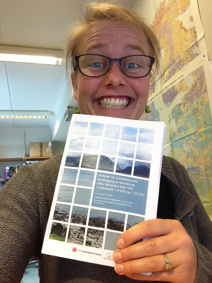 Kontorselfie - storfornøyd med at kortveilederen endelig er her! Anbefaler utskrift som “booklet”. Foto: HAU Kontorselfie - storfornøyd med at kortveilederen endelig er her! Anbefaler utskrift som “booklet”. Foto: HAU