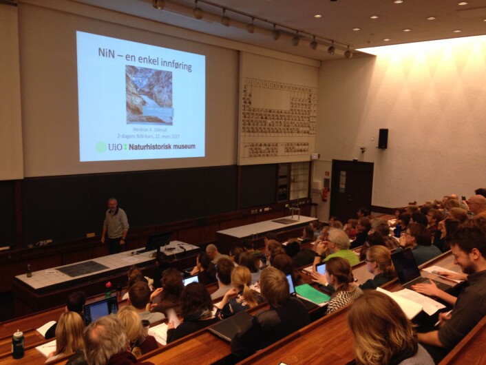 Stappfullt auditorium på kurs i NiN. Rune Halvorsen ønsker velkommen. Foto: HAU Stappfullt auditorium på kurs i NiN. Rune Halvorsen ønsker velkommen. Foto: HAU