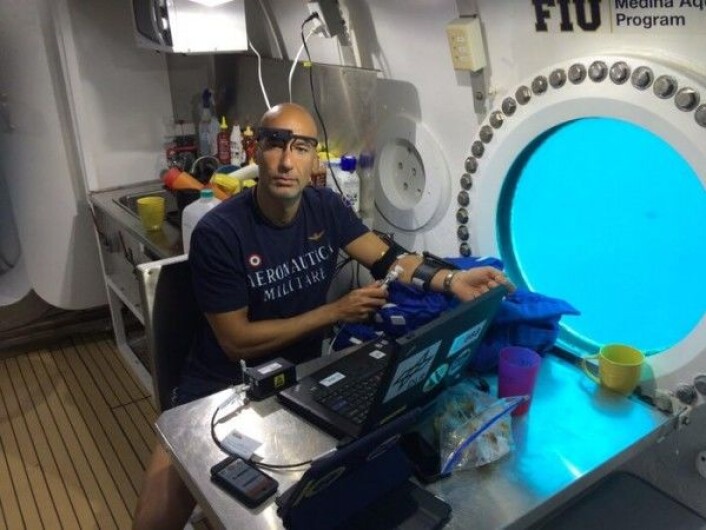 ESAs italienske romfarer Luca Parmitano tester mobiPV under vann på Neemo. NASA/ESA ESAs italienske romfarer Luca Parmitano tester mobiPV under vann på Neemo. NASA/ESA