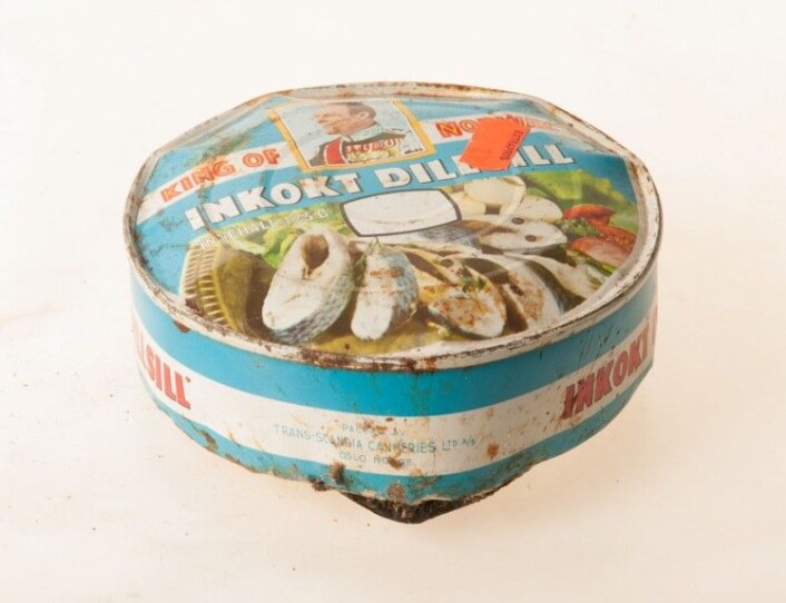 En bokse med kokt sill i dill av merket "King of Norway, produsert av Trans- Scandia Canneries (Foto: MUST/ Norsk hermetikkmuseum) En bokse med kokt sill i dill av merket "King of Norway, produsert av Trans- Scandia Canneries (Foto: MUST/ Norsk hermetikkmuseum)