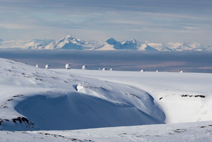 Svalbard i mai 2017; Menneskene nede på Platåfjellet blir ubetydelig i en mektig natur, mens satellittstasjonen ruver i Svalbards internasjonale rolle. (Foto: Børge Damsgård) Svalbard i mai 2017; Menneskene nede på Platåfjellet blir ubetydelig i en mektig natur, mens satellittstasjonen ruver i Svalbards internasjonale rolle. (Foto: Børge Damsgård)