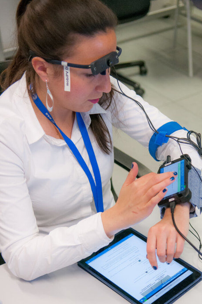 Susanne Altenburger ved ESA trener på å bruke romfarerappen mobiPV. ESA Susanne Altenburger ved ESA trener på å bruke romfarerappen mobiPV. ESA