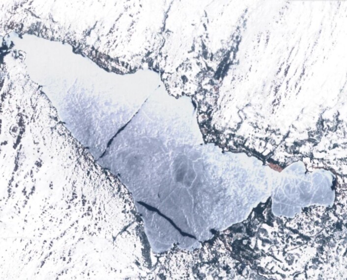 Isen sang på siste verset da Sentinel-2 passerte over innsjøen Feren 13. mai. (Bilde: Copernicus Sentinel data 2017) Isen sang på siste verset da Sentinel-2 passerte over innsjøen Feren 13. mai. (Bilde: Copernicus Sentinel data 2017)