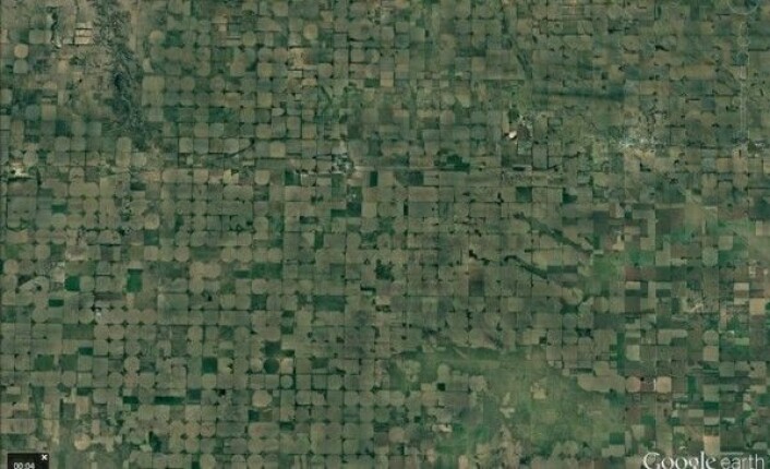 Åkre med vanningssystemer som går i sirkel og i andre mønstre i Nebraska i USA. Google Earth Åkre med vanningssystemer som går i sirkel og i andre mønstre i Nebraska i USA. Google Earth