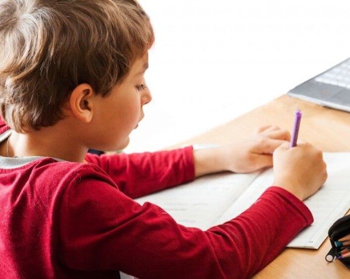 Skoler som har gått vekk fra blyantundervisning i første klasse, legger ofte vekt på at håndskrift er motorisk vanskelig for mange av skolestarterne, og at nettbrett gir en kortere vei inn til lesing og skriving. (Foto: Colourbox) Skoler som har gått vekk fra blyantundervisning i første klasse, legger ofte vekt på at håndskrift er motorisk vanskelig for mange av skolestarterne, og at nettbrett gir en kortere vei inn til lesing og skriving. (Foto: Colourbox)