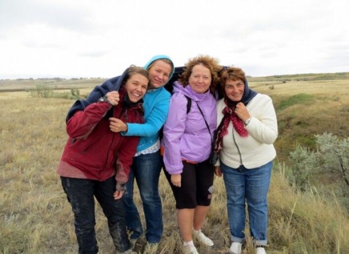 Mine romkamerater Olga (forsker på fossile muslinger), Olga (planterester) og Julia (ostracoder). Merk at jeg er den eneste som er godt nok kledd - og utrolig skitten. (Foto: Olga S.) Mine romkamerater Olga (forsker på fossile muslinger), Olga (planterester) og Julia (ostracoder). Merk at jeg er den eneste som er godt nok kledd - og utrolig skitten. (Foto: Olga S.)