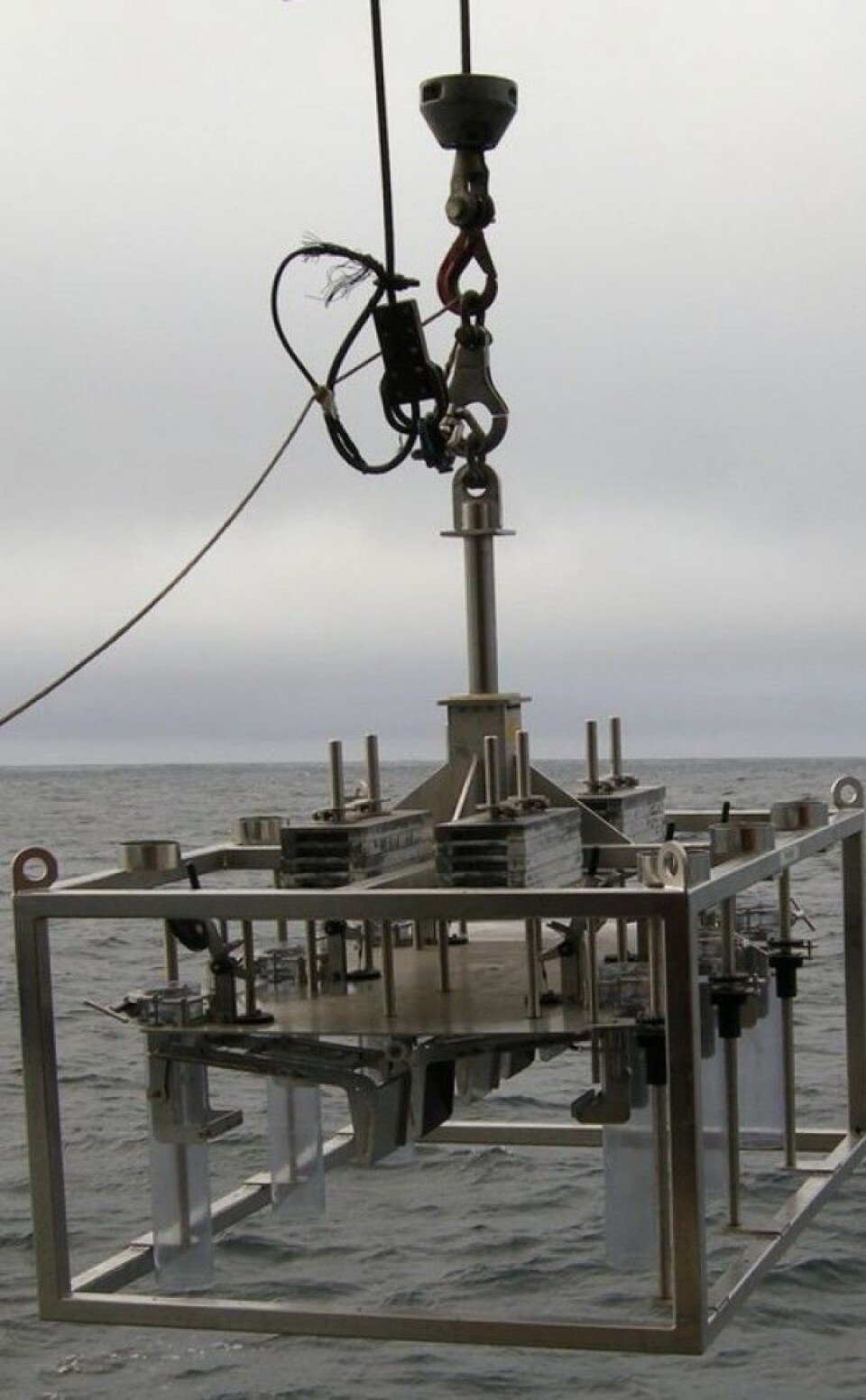 Multicoreren senkes ned til bunnen, og seks rør presses ned i sedimentene for å få opp sedimentkjerner. (Foto: MAREANO)