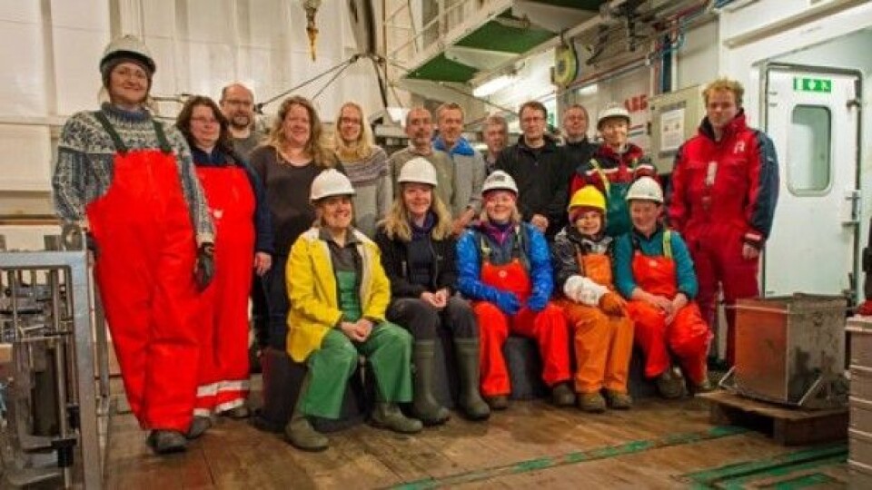MAREANOs toktdeltakere feirer R-stasjon nr 1500 om bord på G.O. Sars. Videoriggen Chimaera i bakgrunn. Stående (fra venstre): Lilja R. Bjarnadóttir, Grethe Tveit, Andrey Voronkov, Gertrud Jensen, Lise Heggebakken, Victor Henriques, Henning Jensen, Jan Arne Vågenes, Børge Holte (toktleder), Asgeir Steinsland, Lene Buhl-Mortensen, Johan Faust; Sittende (fra venstre): Teresa Drago, Eva Marie Skulstad, Heidi Gabrielsen, Maria José Gaudêncio og Anne Sveistrup. (Foto: MAREANO)