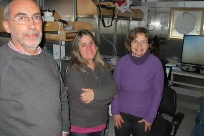 Gjesteforskere på MAREANO-tokt. Fra venstre Victor Henriques, Teresa Drago og Maria José Gaudéncio, alle fra det Portugisiske hav- og luftforskningsinstituttet. (Foto: MAREANO)