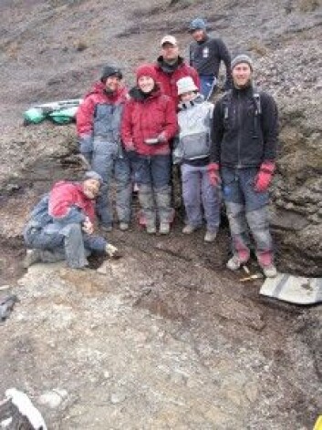 Det er lite som slår feltarbeid på Svalbard. Her graver vi ut svaneøgla Gully i 2010. (Foto: SMRG) Det er lite som slår feltarbeid på Svalbard. Her graver vi ut svaneøgla Gully i 2010. (Foto: SMRG)