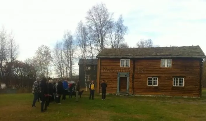 Nordiskstudentar frå UiT på Kongsvoldtunet ved Rostavatnet i Målselv. (Foto: Øystein A. Vangsnes)