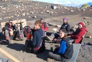Frokost i felt, 2011. Krzysztof i midten. (Foto: Spitsbergen Jurassic Research Group) Frokost i felt, 2011. Krzysztof i midten. (Foto: Spitsbergen Jurassic Research Group)