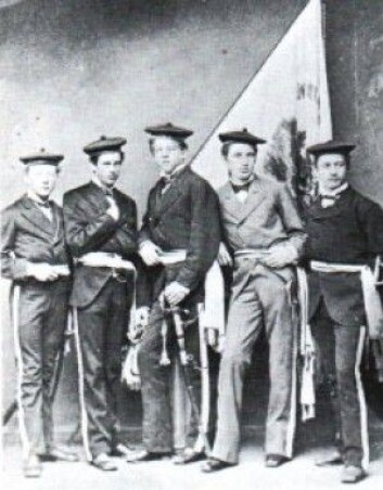 “Offiserane i Nordnæs Bataillon i 1867. Eldste kjende bilete av bogekorps i Bergen” (Foto: Gamle Bergen Museum) “Offiserane i Nordnæs Bataillon i 1867. Eldste kjende bilete av bogekorps i Bergen” (Foto: Gamle Bergen Museum)