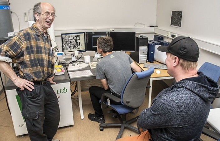 Geolog Lars Olsen er begeistret for rekordfunnet til Marius Frang. Henrik Schiellerup studerer gullklumpen i NGUs elektronmikroskop. (Foto: Filip Gundersen / NGU) Geolog Lars Olsen er begeistret for rekordfunnet til Marius Frang. Henrik Schiellerup studerer gullklumpen i NGUs elektronmikroskop. (Foto: Filip Gundersen / NGU)