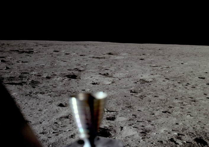 Dette mindre kjente bildet tok Neil Armstrong rett etter landing på Månen som en rask dokumentasjon, slik at ferden ikke skulle bli forgjeves hvis oppholdet på overflaten måtte avbrytes. (Foto: Neil Armstrong, NASA) Dette mindre kjente bildet tok Neil Armstrong rett etter landing på Månen som en rask dokumentasjon, slik at ferden ikke skulle bli forgjeves hvis oppholdet på overflaten måtte avbrytes. (Foto: Neil Armstrong, NASA)