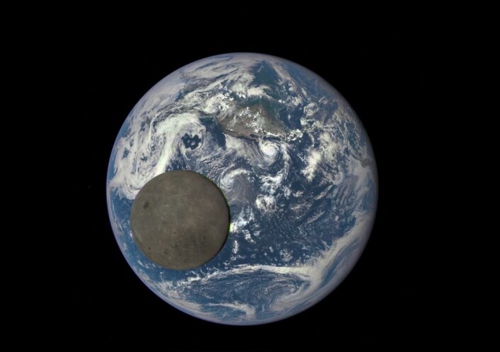 Baksiden av Månen passerer foran Jorda på dette bildet tatt fra romsonden Deep Space Climate Observatory (DSCOVR). Bildet viser tydelig at Månen har en mørkere overflate enn Jorda. Den ser lysende ut fra Jorda bare fordi omgivelsene – den svarte stjernehimmelen – er enda mye mørkere. (Foto: NASA/NOAA) Baksiden av Månen passerer foran Jorda på dette bildet tatt fra romsonden Deep Space Climate Observatory (DSCOVR). Bildet viser tydelig at Månen har en mørkere overflate enn Jorda. Den ser lysende ut fra Jorda bare fordi omgivelsene – den svarte stjernehimmelen – er enda mye mørkere. (Foto: NASA/NOAA)