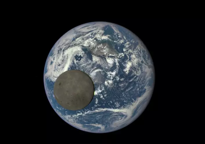 Baksiden av Månen passerer foran Jorda på dette bildet tatt fra romsonden Deep Space Climate Observatory (DSCOVR). Bildet viser tydelig at Månen har en mørkere overflate enn Jorda. Den ser lysende ut fra Jorda bare fordi omgivelsene – den svarte stjernehimmelen – er enda mye mørkere. (Foto: NASA/NOAA)