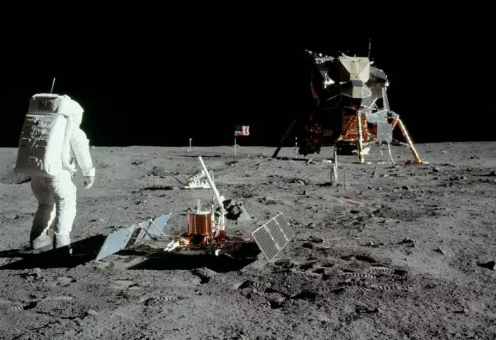 Vitenskapelige assistenter: Edwin Aldrin setter opp et seismisk eksperiment i Stillhetens hav på Månen under Apollo 11-ekspedisjonen. (Foto: Neil Armstrong, NASA)
