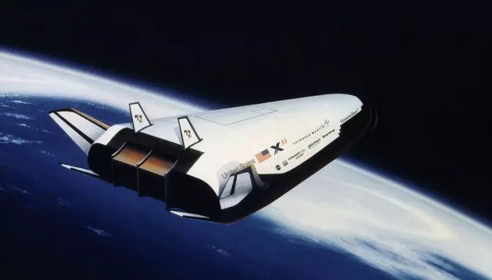 Romflyet Lockheed Martin X-33 skulle starte fra Jorda og nå bane uten bruk av bæreraketter med en spesiell rakettdyse, kalt Aerospike, flytende hydrogen som brennstoff og nye materialer. Prosjektet ble stanset i 2001 på grunn av problemer med drivstofftankene. (Illustrasjon: NASA)