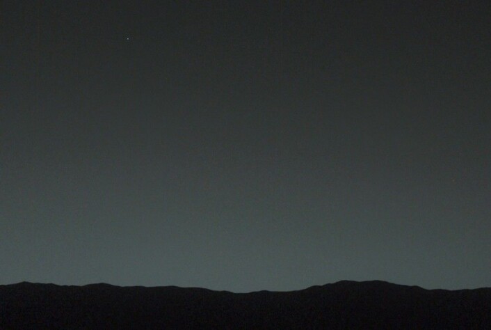 Marskjøretøyet Curiosity tok dette bildet av Jorda som en kveldsstjerne i skumringen på Mars 31. januar 2014. I full størrelse (klikk på bildet) kan Månen såvidt sees om en svakere lysprikk under Jorda. (Foto: NASA/JPL) Marskjøretøyet Curiosity tok dette bildet av Jorda som en kveldsstjerne i skumringen på Mars 31. januar 2014. I full størrelse (klikk på bildet) kan Månen såvidt sees om en svakere lysprikk under Jorda. (Foto: NASA/JPL)