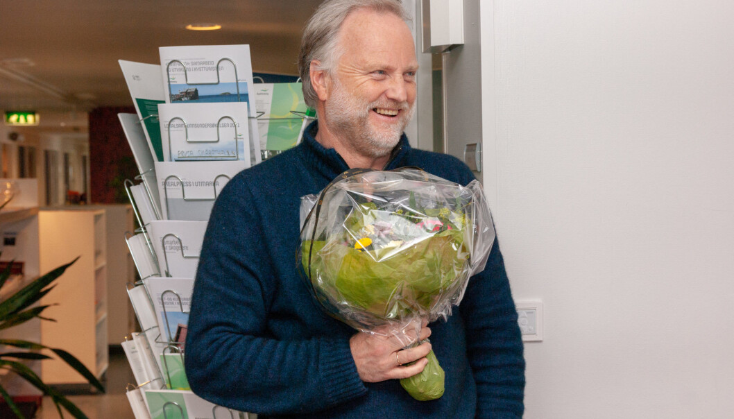 Magnar Forbords opprykk til Forsker I ble markert med blomster og kake. (Foto: Odd Roger K. Langørgen) Magnar Forbords opprykk til Forsker I ble markert med blomster og kake. (Foto: Odd Roger K. Langørgen)