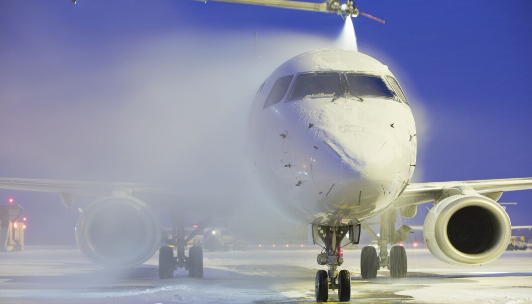 Avising av fly forurenser bakken. Nå skal ny filterteknologi testes ut mot problemet på Sola flyplass, etter vellykkede labforsøk. (Illustrasjonsfoto: Shutterstock / NTB Scanpix) Avising av fly forurenser bakken. Nå skal ny filterteknologi testes ut mot problemet på Sola flyplass, etter vellykkede labforsøk. (Illustrasjonsfoto: Shutterstock / NTB Scanpix)