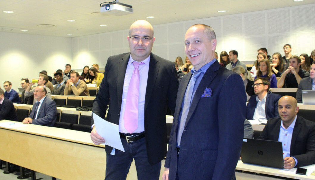 Professor Giuseppe Grossi (t.v.) og professor Anatoli Bourmistrov under konferansen High North Dialogue. (Foto: Trine Jonassen, Nordområdesenteret) Professor Giuseppe Grossi (t.v.) og professor Anatoli Bourmistrov under konferansen High North Dialogue. (Foto: Trine Jonassen, Nordområdesenteret)