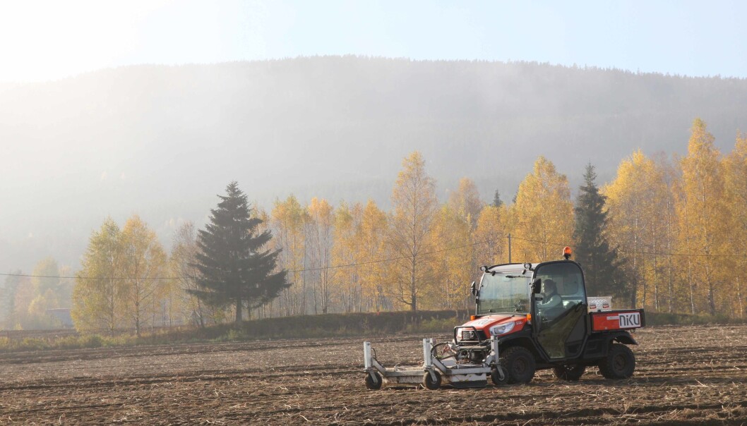 Med en såkalt georadar kunne forskerne lete etter middelalderkirken på Furulund i Kongsvinger uten å grave opp jorda. (Foto: Lars Gustavsen) Med en såkalt georadar kunne forskerne lete etter middelalderkirken på Furulund i Kongsvinger uten å grave opp jorda. (Foto: Lars Gustavsen)