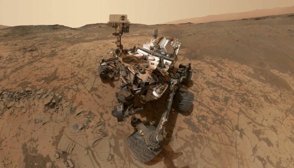 Curiosity tok en selfie i det området der det en gang har vært sjøbunn, og der roveren nå har funnet organiske molekyler i boreprøver.  (Foto: NASA/JPL-Caltech/MSSS)