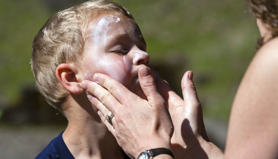 Juni måned ser ut til å by på massevis av sol. I denne artikkelen får du noen råd til hvordan du best beskytter deg mot den. (Foto: Paul Higley / Shutterstock / NTB scanpix) Juni måned ser ut til å by på massevis av sol. I denne artikkelen får du noen råd til hvordan du best beskytter deg mot den. (Foto: Paul Higley / Shutterstock / NTB scanpix)