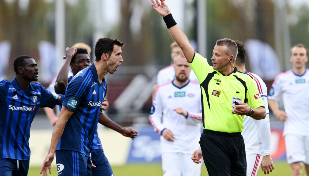 Rødt kort utviser spilleren umiddelbart. Pablo Ezequiel Fontanello måtte gå av banen etter å ha fått rødt kort av dommer Svein Oddvar Moen under eliteseriekampen i fotball mellom Stabæk og Vålerenga i 2014. (Foto: Håkon Mosvold Larsen/NTB scanpix) Rødt kort utviser spilleren umiddelbart. Pablo Ezequiel Fontanello måtte gå av banen etter å ha fått rødt kort av dommer Svein Oddvar Moen under eliteseriekampen i fotball mellom Stabæk og Vålerenga i 2014. (Foto: Håkon Mosvold Larsen/NTB scanpix)
