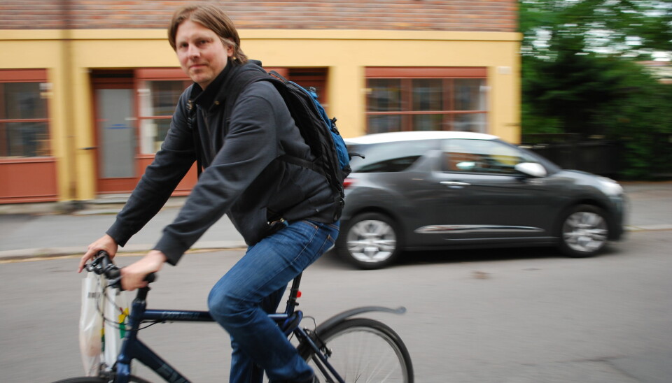 Osloborger Henrik Sundt sykler uten hjelm. Det gjør også halvparten av syklistene i Norge. Nå viser ny forskning at sykkelhjelm reduserer risiko for alvorlige hodeskader med 60 prosent. (Foto: Marte Dæhlen, forskning.no)