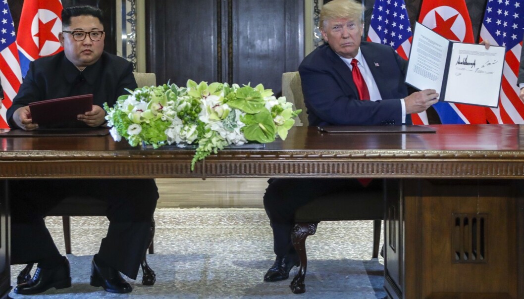 USAs president Donald Trump viste fram den felles erklæringen han undertegnet sammen med Nord-Koreas leder Kim Jong-un etter møtet i Singapore tirsdag. (Foto: AP, Evan Vucci, NTB scanpix) USAs president Donald Trump viste fram den felles erklæringen han undertegnet sammen med Nord-Koreas leder Kim Jong-un etter møtet i Singapore tirsdag. (Foto: AP, Evan Vucci, NTB scanpix)