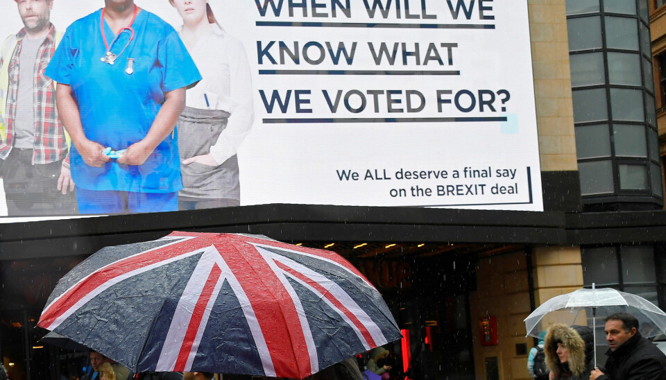 Britene som stemte ja til Brexit lurer på hva de egentlig stemte på - her uttrykt på en plakat ved Leicester Square i London tidligere i vår. Det prøver også den britiske regjeringen å finne ut av og da er den norske modellen et av alternativene de må vurdere.  (Foto: Reuters/Toby Melville)