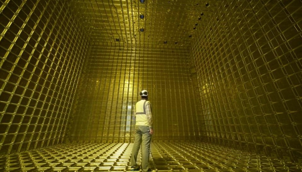 Ved forskningssenteret CERN er forskerne nå klare til å fylle flytende argon i ProtoDUNE-detektorene. Partikkeldetektorer dekker de innvendige overflatene i det gylne buret.   (Foto: CERN)