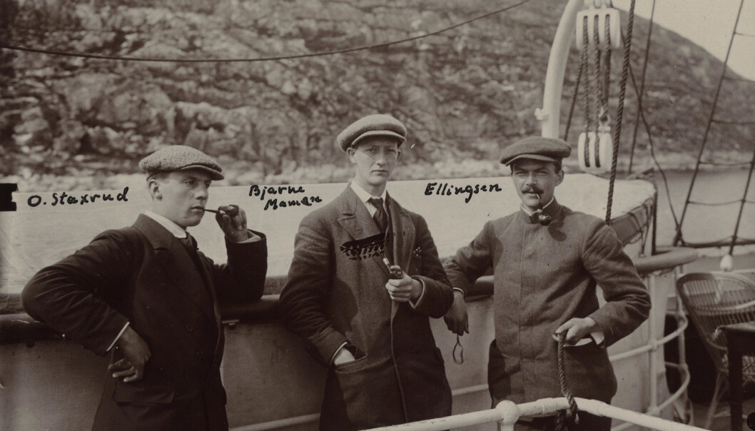 Olav Staxrud (t.v.) fotografert ombord på hurtigruten på opptur til Tromsø i forbindelse med de norske Svalbardekspedisjoner i 1912. (Foto: Adolf Hoel / Norsk Polarinstitutt) Olav Staxrud (t.v.) fotografert ombord på hurtigruten på opptur til Tromsø i forbindelse med de norske Svalbardekspedisjoner i 1912. (Foto: Adolf Hoel / Norsk Polarinstitutt)