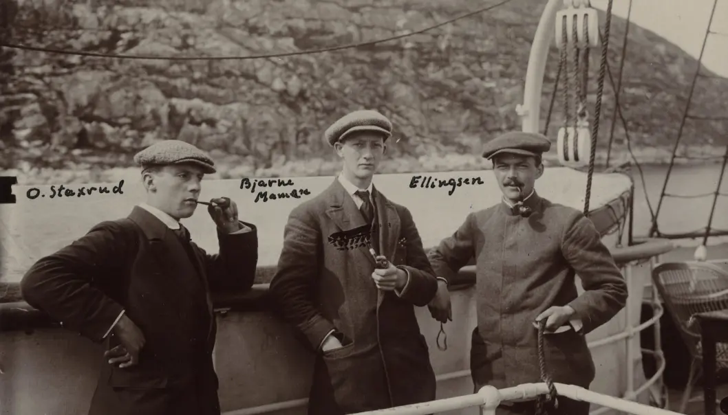 Olav Staxrud (t.v.) fotografert ombord på hurtigruten på opptur til Tromsø i forbindelse med de norske Svalbardekspedisjoner i 1912. (Foto: Adolf Hoel / Norsk Polarinstitutt) Olav Staxrud (t.v.) fotografert ombord på hurtigruten på opptur til Tromsø i forbindelse med de norske Svalbardekspedisjoner i 1912. (Foto: Adolf Hoel / Norsk Polarinstitutt)