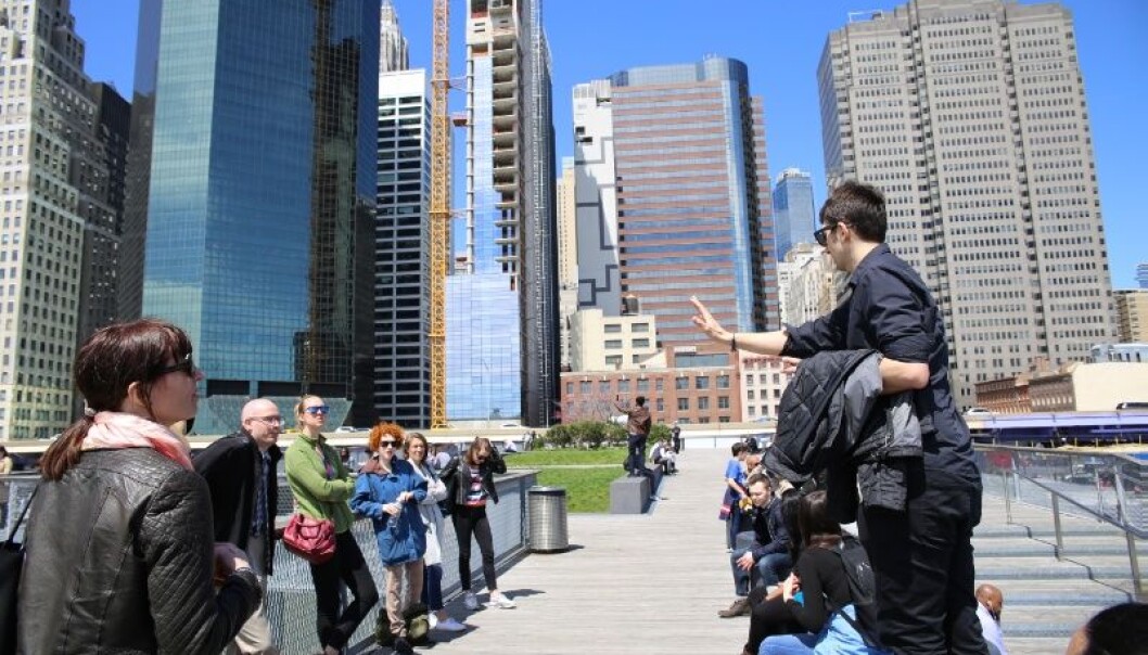 Professor Jason Czarnezki (t.h.) forteller norske og amerikanske forskerkolleger om da stormen Sandy traff New York med full styrke i 2012. Det gjorde inntrykk på havrettsforsker Elise Johansen (t.v.) (Foto: Trude Haugseth Moe) Professor Jason Czarnezki (t.h.) forteller norske og amerikanske forskerkolleger om da stormen Sandy traff New York med full styrke i 2012. Det gjorde inntrykk på havrettsforsker Elise Johansen (t.v.) (Foto: Trude Haugseth Moe)