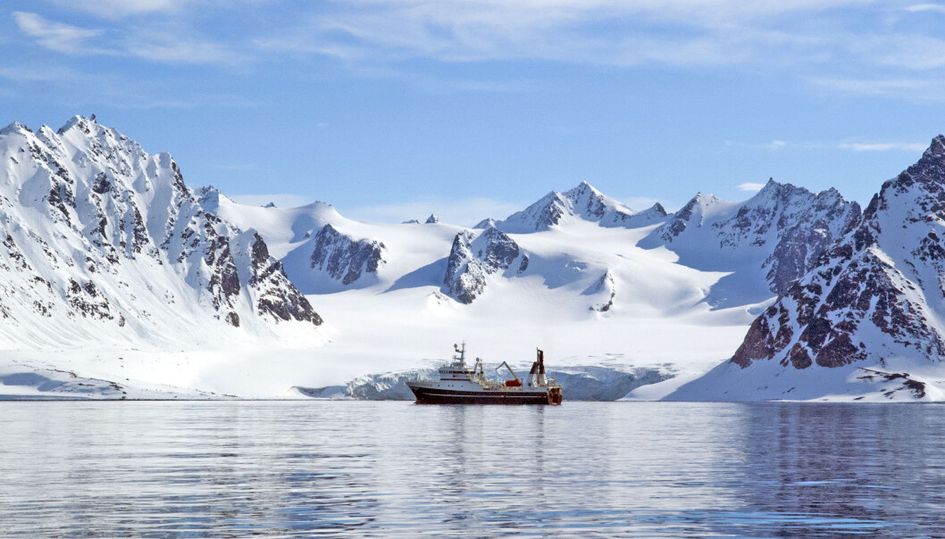 Forskningsfartøyet Helmer Hanssen foran brefront på Svalbard. På torsdag starter et internasjonalt seminar om forskningssamarbeid i Arktis på dette skipet. (Foto: Karine Nigar Aarskog) Forskningsfartøyet Helmer Hanssen foran brefront på Svalbard. På torsdag starter et internasjonalt seminar om forskningssamarbeid i Arktis på dette skipet. (Foto: Karine Nigar Aarskog)