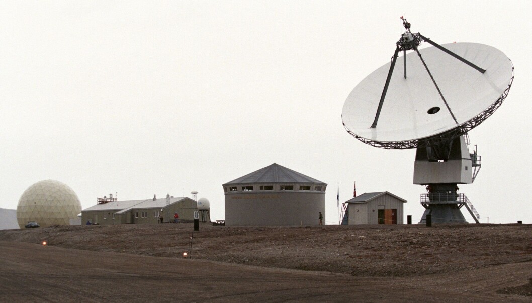 Kartverkets første observatorium i Ny-Ålesund (bildet) ble etablert i 1993. I 2013 startet arbeidet med å etablere det nye observatoriumet. Man trenger tre års overlapp av målinger før gammel infrastruktur kan kobles ut. (Arkivfoto: Rune Petter Ness, NTB Scanpix) Kartverkets første observatorium i Ny-Ålesund (bildet) ble etablert i 1993. I 2013 startet arbeidet med å etablere det nye observatoriumet. Man trenger tre års overlapp av målinger før gammel infrastruktur kan kobles ut. (Arkivfoto: Rune Petter Ness, NTB Scanpix)