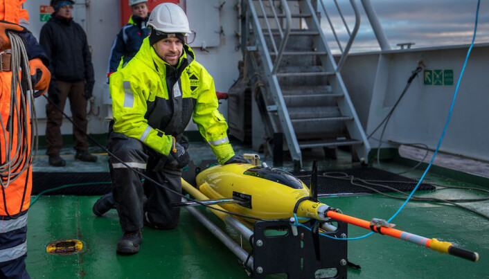 Kjetil Våge med en undervannsglider ombord på NRV Alliance under årets tokt. (Foto: Sindre Skrede/NRK) Kjetil Våge med en undervannsglider ombord på NRV Alliance under årets tokt. (Foto: Sindre Skrede/NRK)