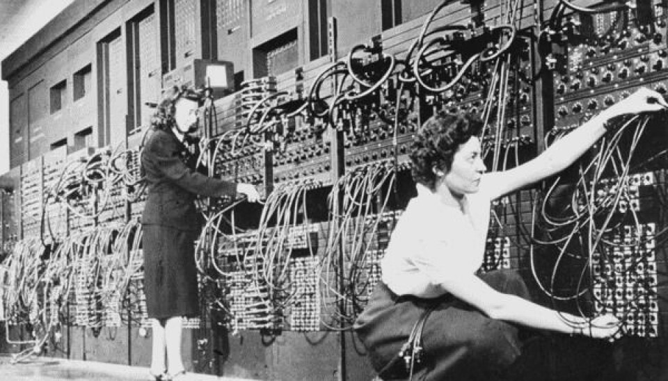 Marlyn Wescoff Meltzer og Ruth Lichterman Teitelbaum programmerer ENIAC-maskinen med kabler og brytere. (Foto: Public domain / Wikimedia Commons)