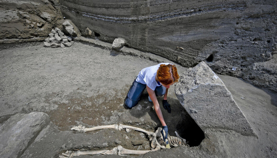 Arkeolog Valeria Amoretti børster forsiktig bort sand fra et skjelett de nylig fant ved Pompeii. (Foto: AP) Arkeolog Valeria Amoretti børster forsiktig bort sand fra et skjelett de nylig fant ved Pompeii. (Foto: AP)